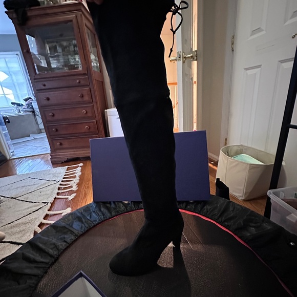 Stuart Weitzman - Picture 4 of 5